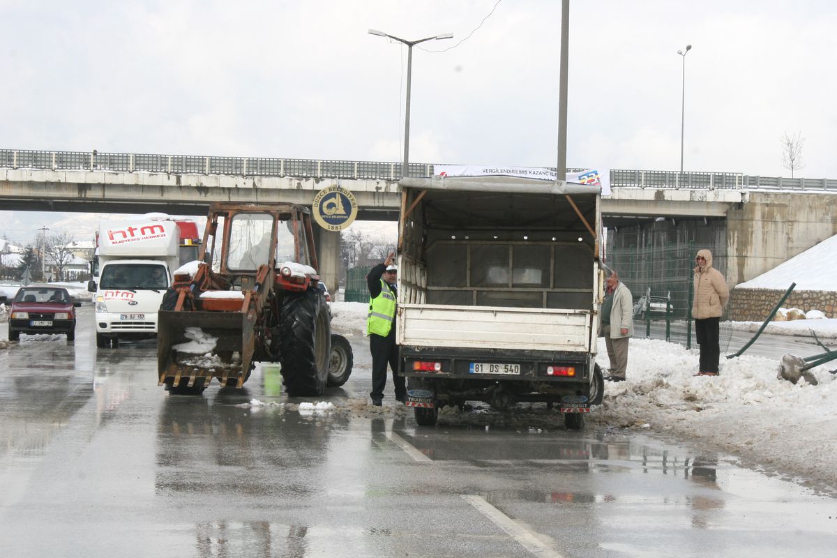 Düzce\'de Kamyonet Yan Yattı Şans Eseri Yaralanan Olmadı