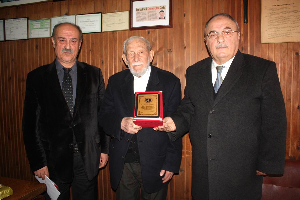 En Yaşlı Vergi Mükellefine Plaket Verildi