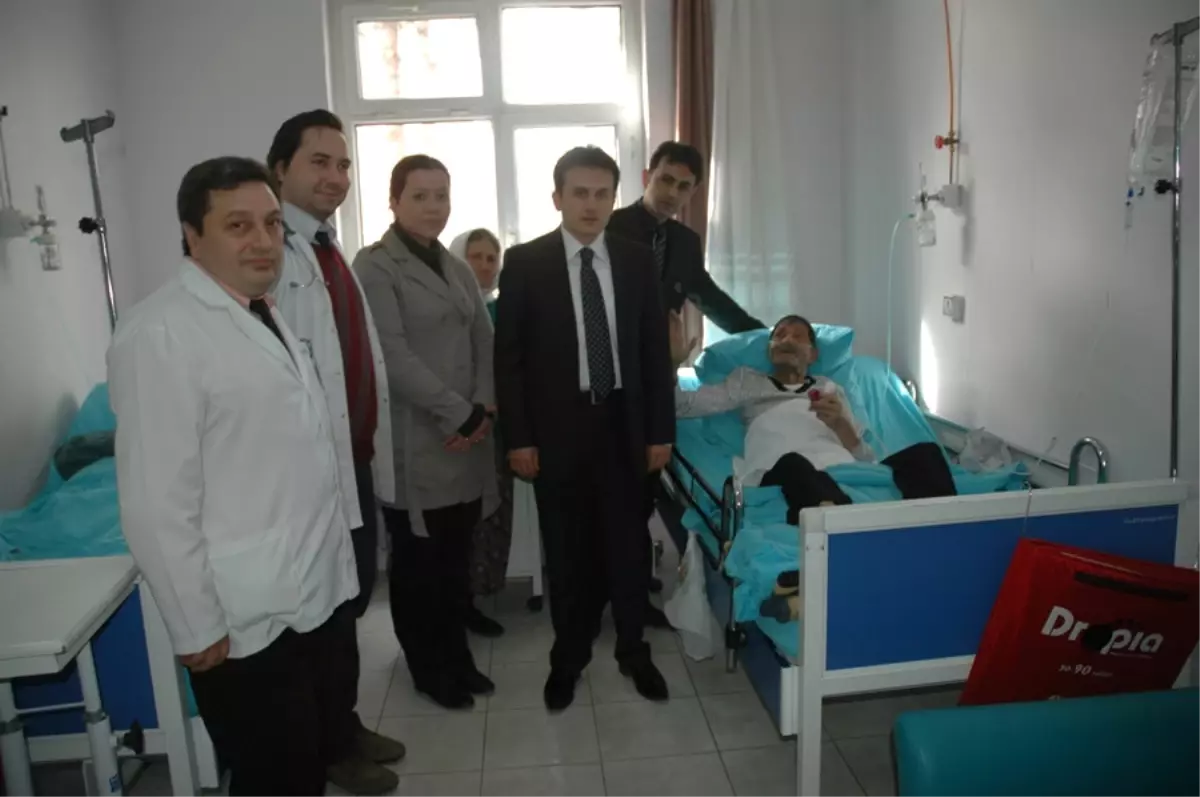 Eşme\'de Evde Bakım Hizmeti Alan Hastalara Ortopedik Yatak ve Egsersiz Topu Dağıtıldı