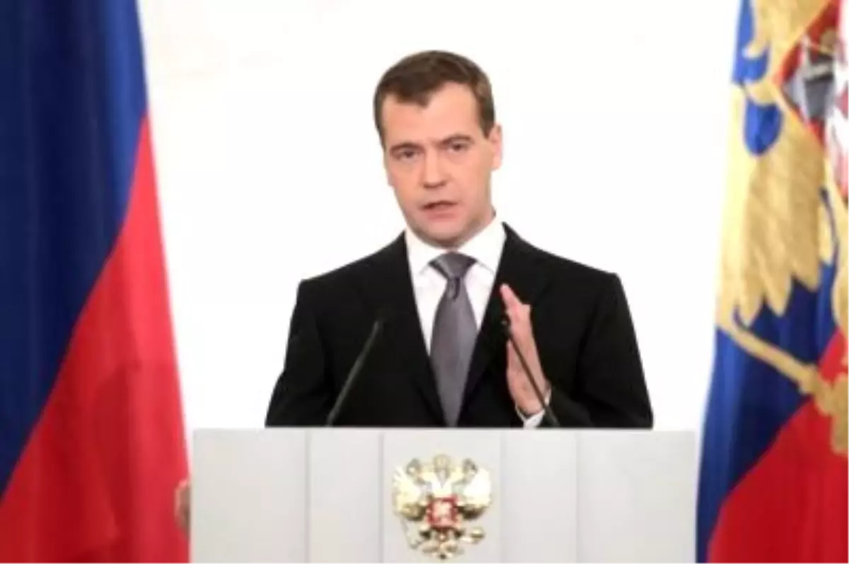 Medvedev Rus Seçmenleri Sandığa Çağırdı