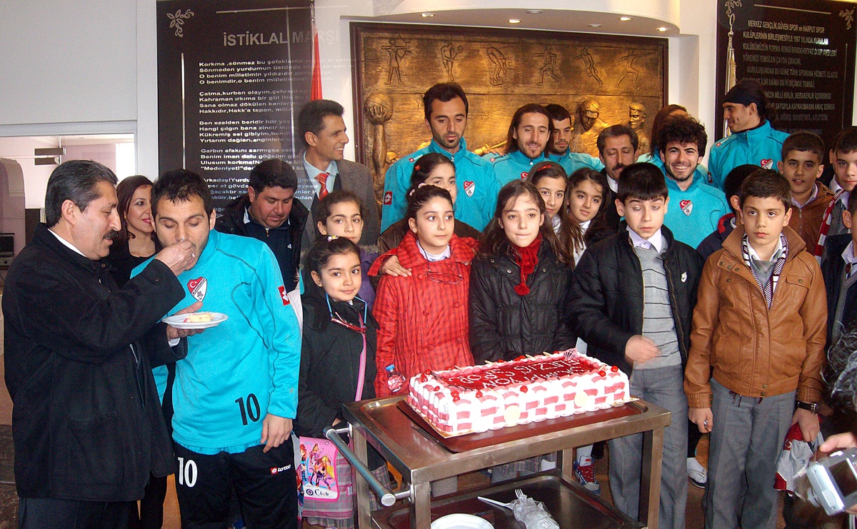Öğrencilerden Elazığspor\'a "Şampiyonluk Pastası"