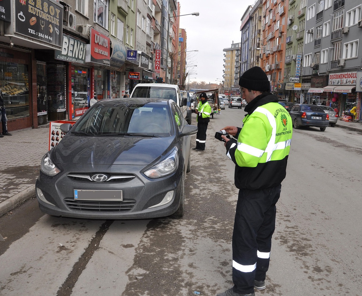 Parkmetrenin İkinci Gününde Kavga Çıktı