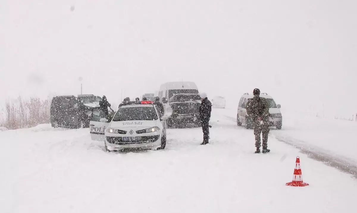 Ambulans Şarampole Yuvarlandı