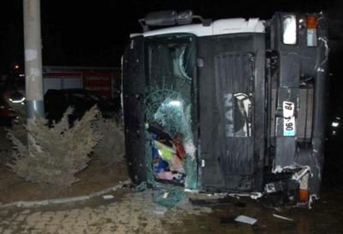 TIR Otomobile Çarptı, 4 Yaralı
