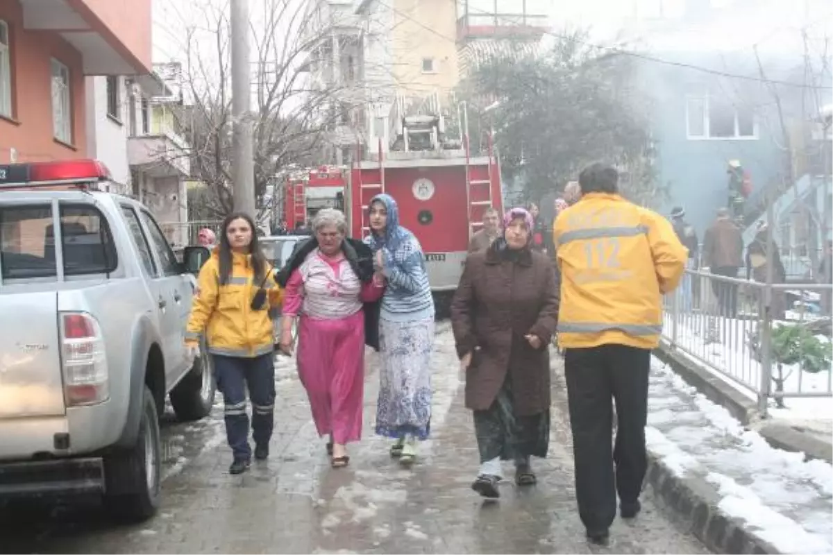 Yangın Çıkan Evde Mahsur Kalan Anne ile Oğlunu Polis Kurtardı