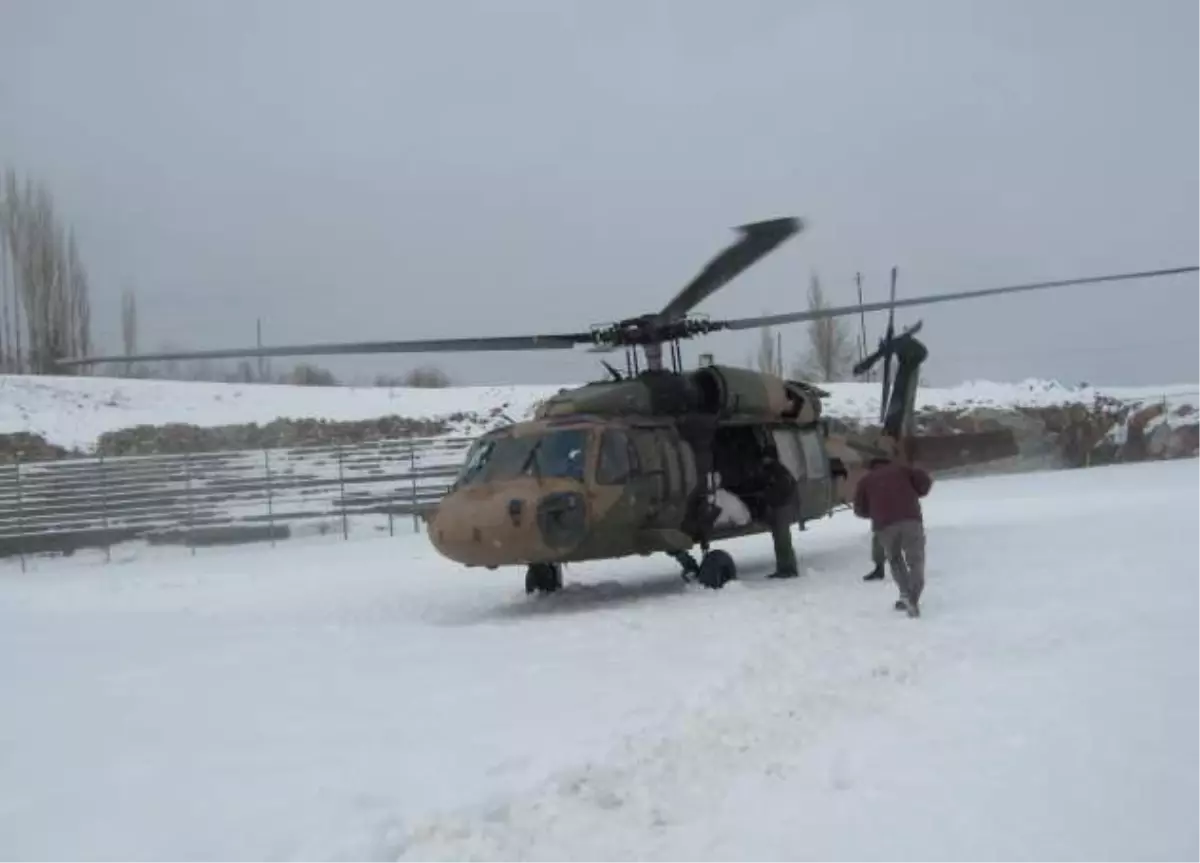 Yolu Kapalı Olan Köylere Gıda Paketleri Askeri Helikopterle Ulaştırılıyor