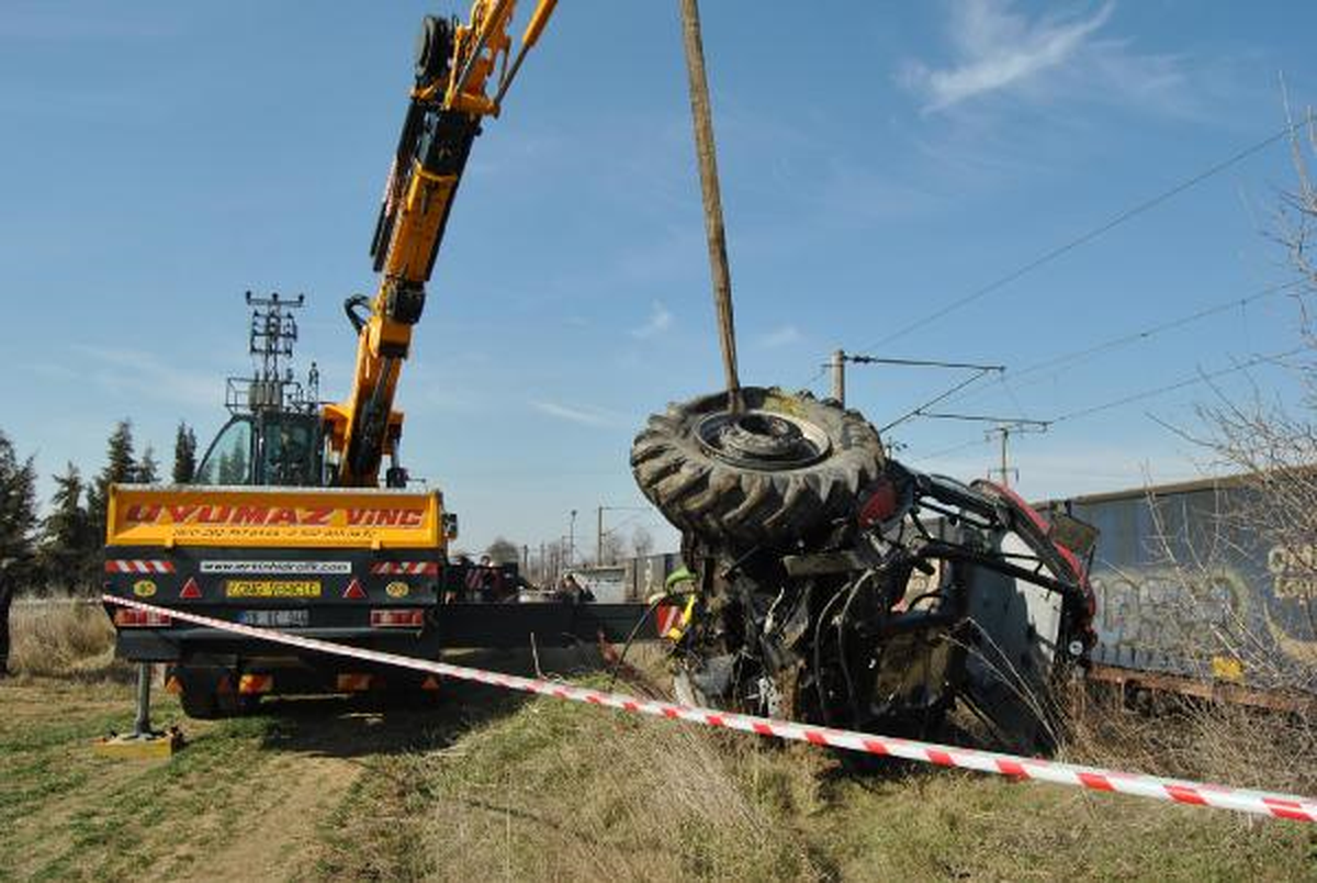 Yük Treni Traktöre Çarptı: 1 Ölü