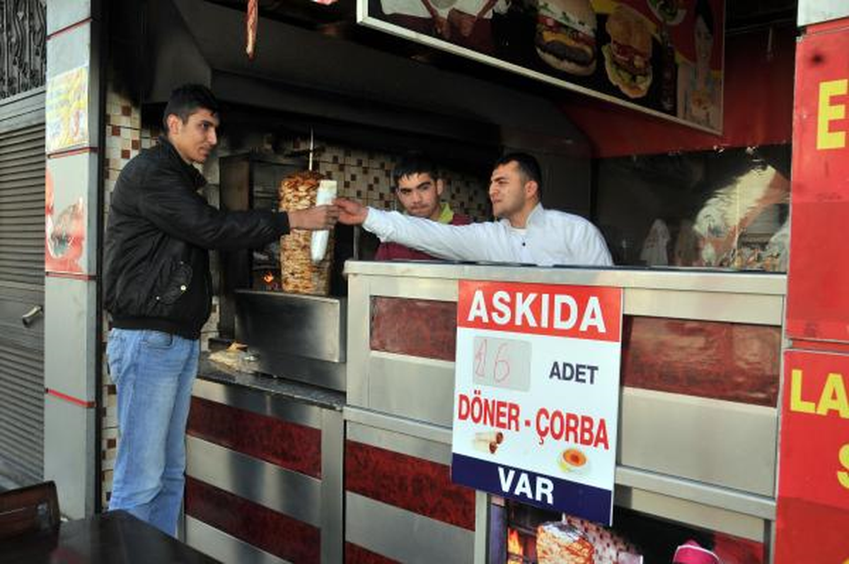 \'Askıda Dürüm\' Uygulamasıyla Günde 60 Kişinin Karnını Doyuruyor