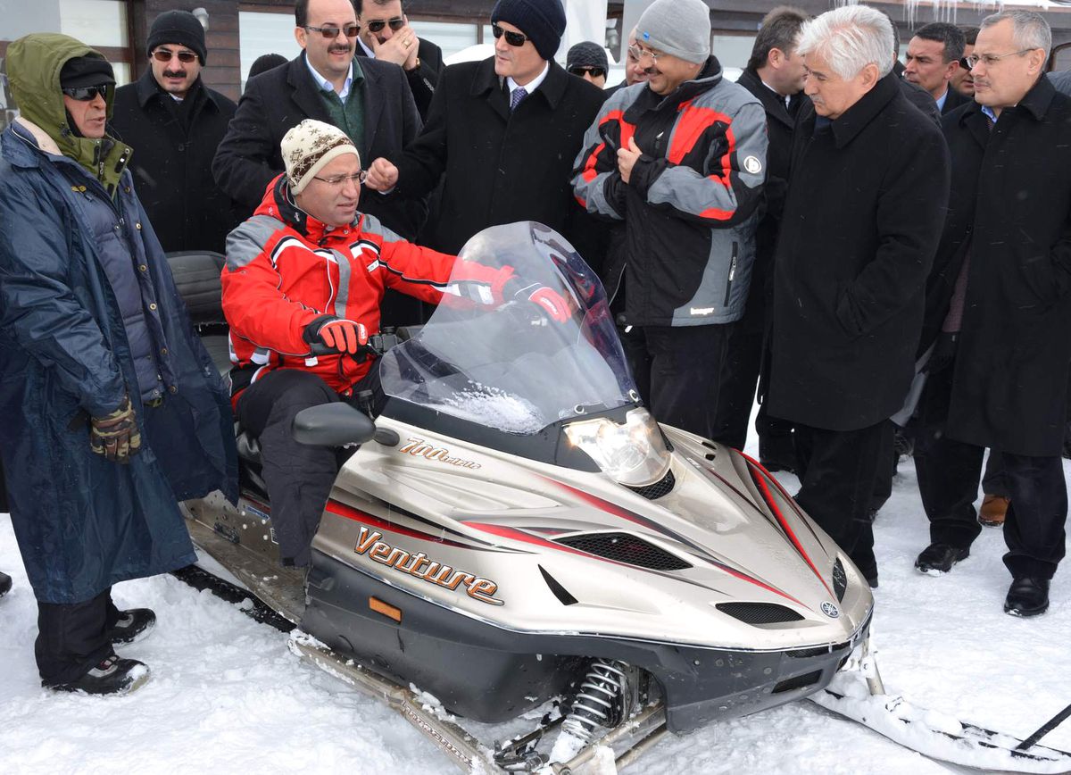 Başbakan Yardımcısı Bozdağ Erciyes\'te Jetskiye Bindi