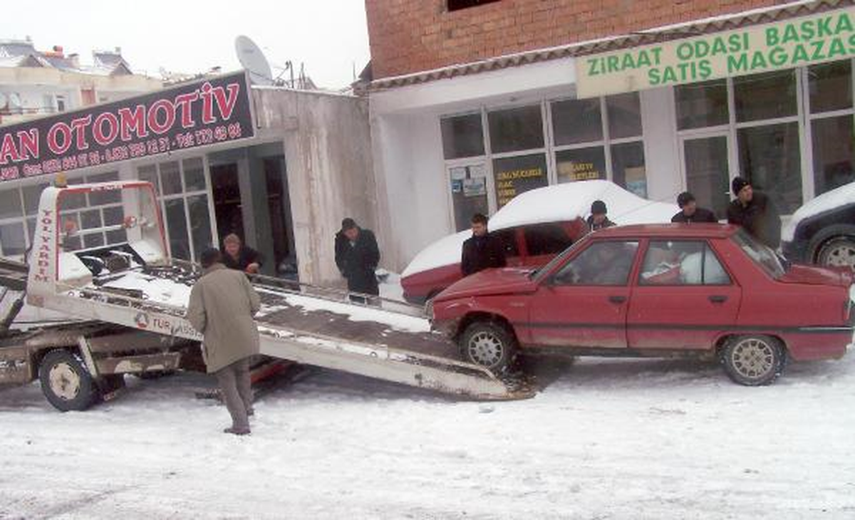 Buzlanan Yol Kazalara Neden Oldu