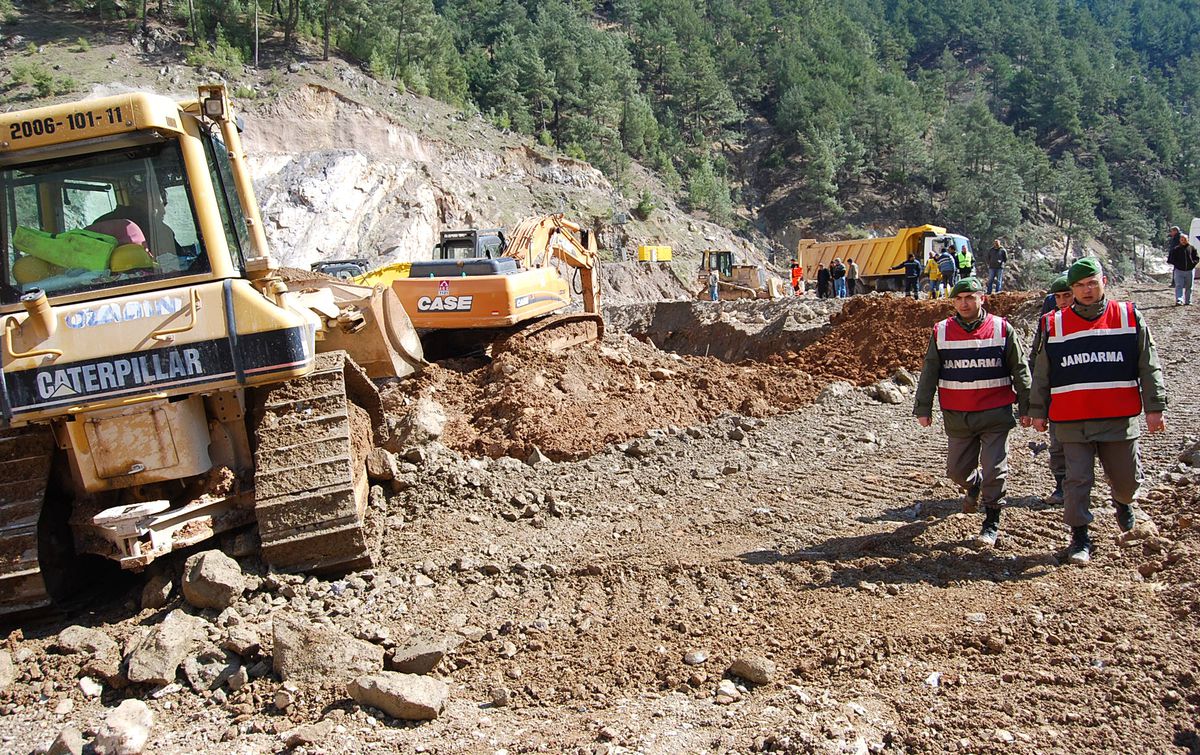 Ceset Ararken İş Makinası Çıktı
