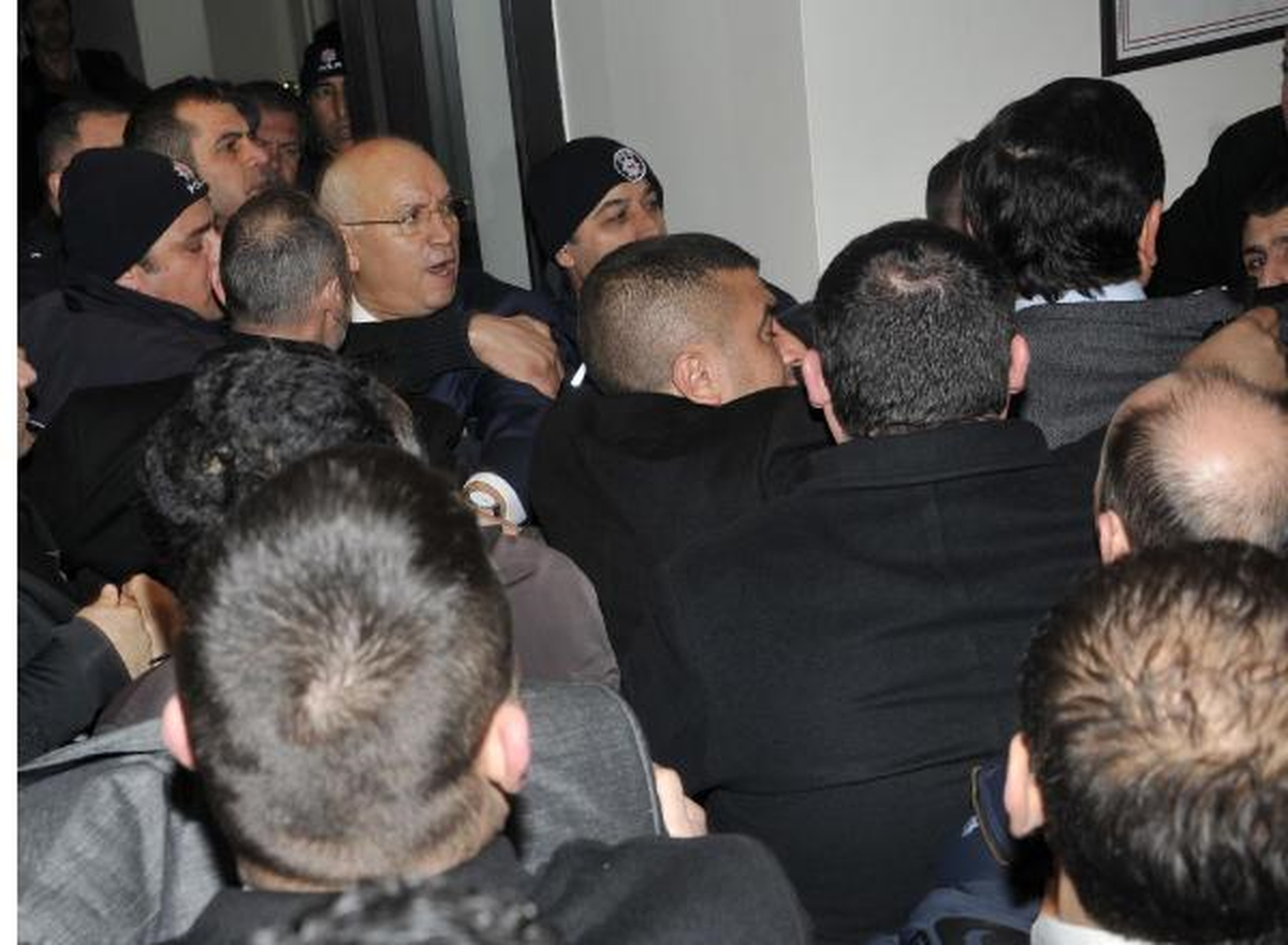 CHP İlçe Kongresinde Arbede, Partililer Belediye Başkanını Tartakladı