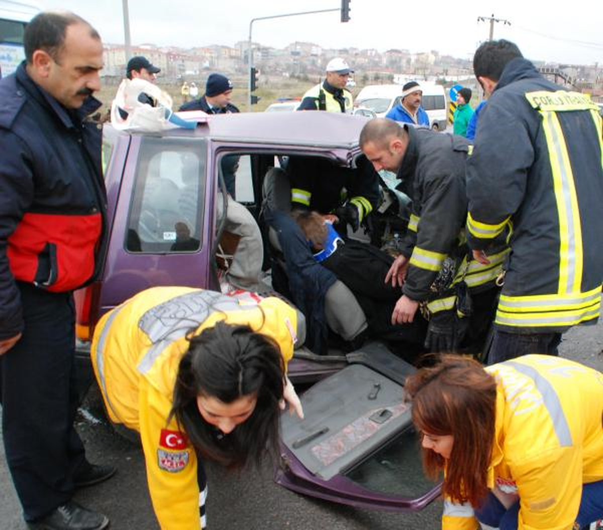 Çorlu\'da Kamyonet, Otomobile Çaprtı: 2 Yaralı