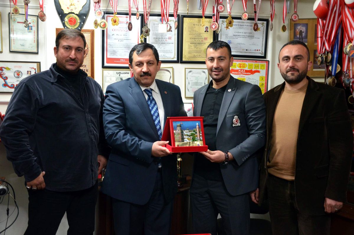 Federasyon Başkanı\'ndan Urlu Kardeşlere Plaket
