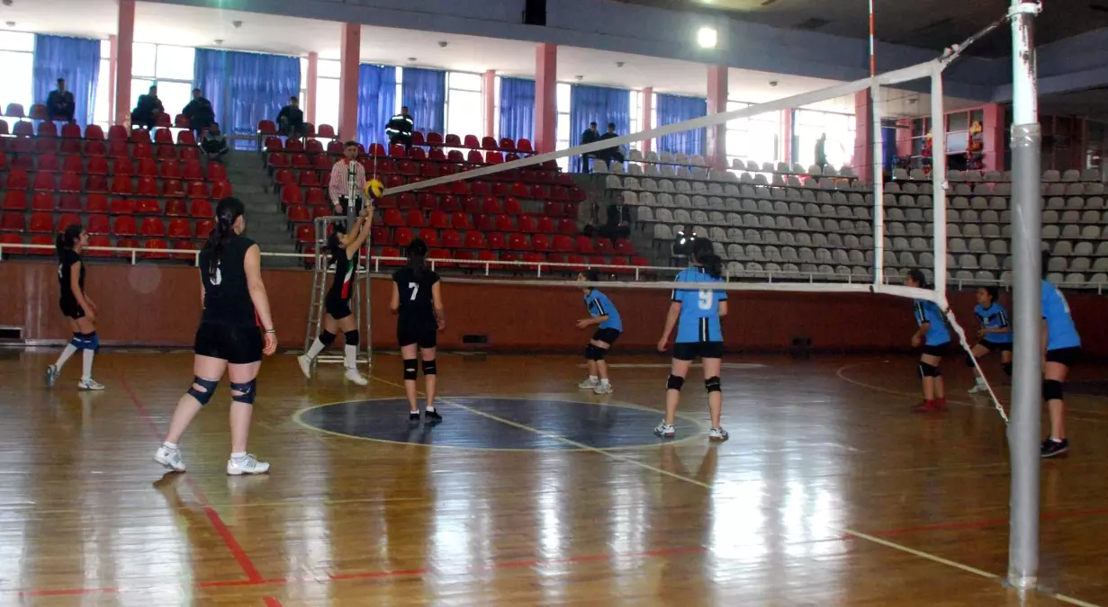 Genç Kızlar Voleybol Turnuvası Devam Ediyor