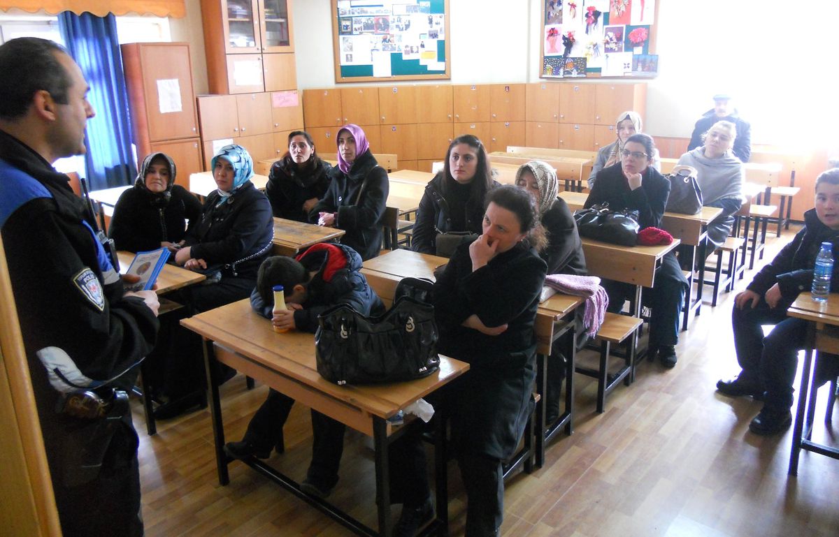 Giresun\'da Toplum Destekli Polislerden Öğrenci Velilerine Uyarılar