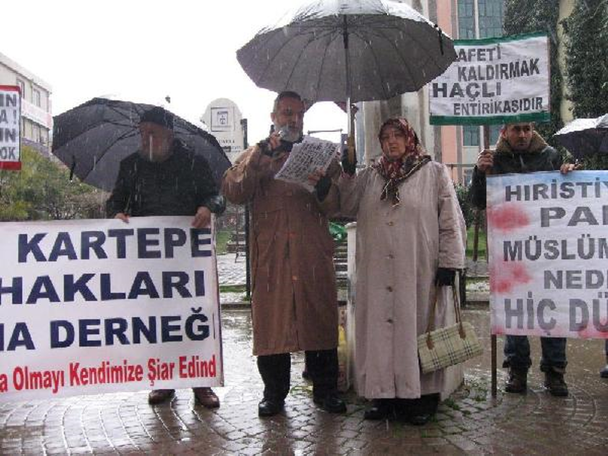 Gösteride \'Müslümanların Halifesi Neden Yok?\' Pankartı