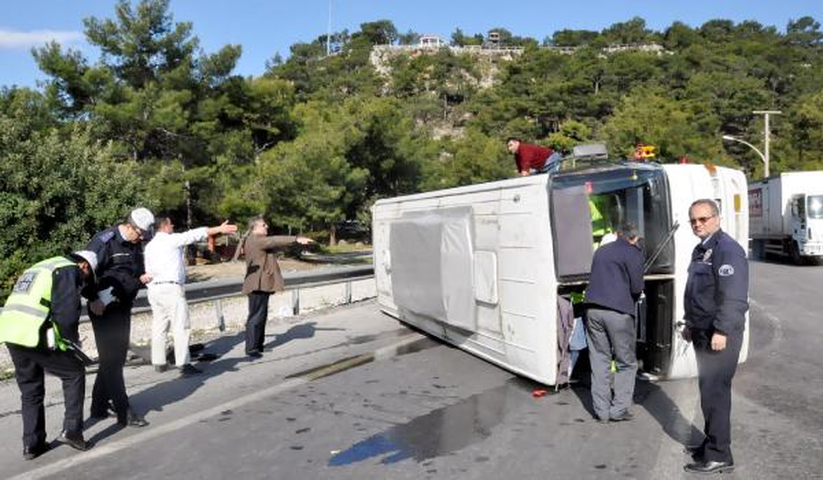 Gözüne Güneş Gelen Şoför Midibüsü Devirdi: 11 Yaralı