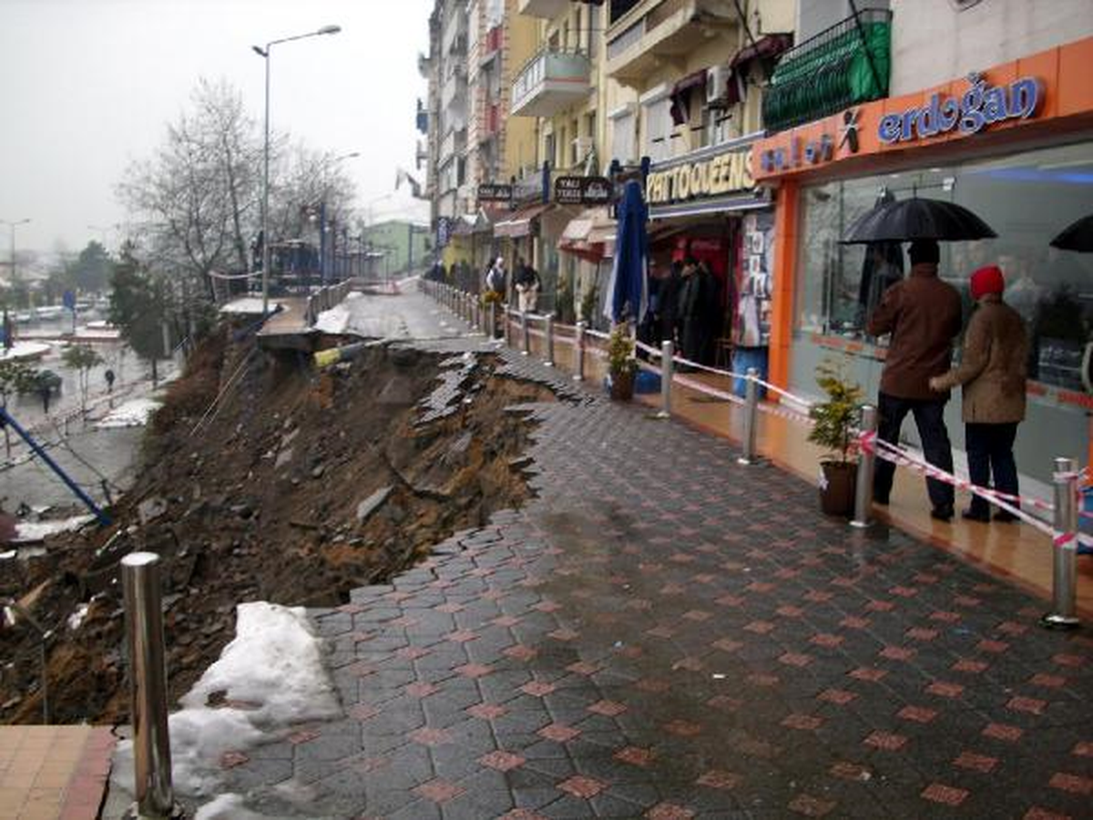 Heyelan İstinat Duvarını Yıktı: 3 Araç Zarar Gördü, 3 Apartman Tahliye Edildi (2)