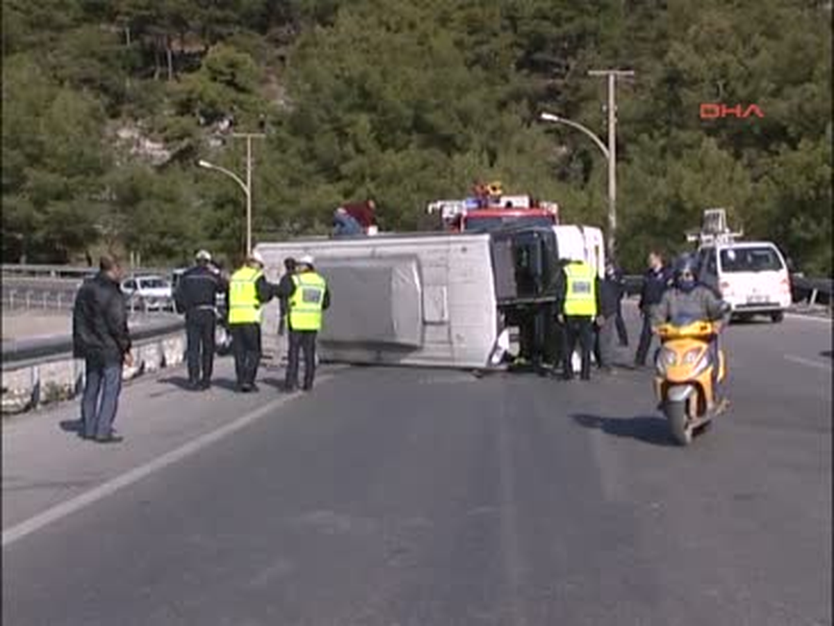 İşçileri Taşıyan Midibüs Devrildi: 11 Yaralı