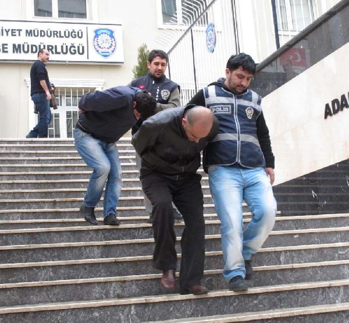 Işığı Yanmayan Evleri Soyan Hırsızlar Yakalandı