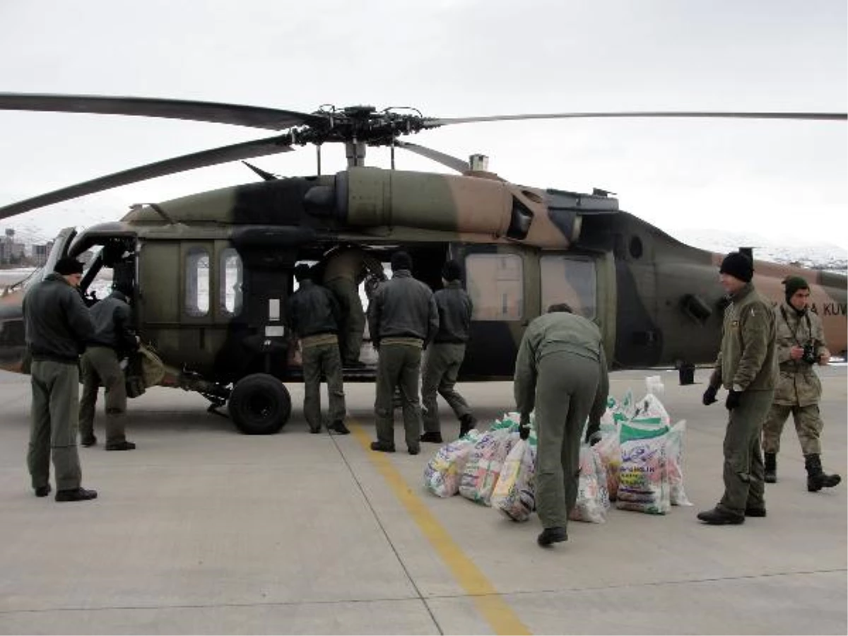 Kardan Yolları Kapanan Köylere Helikopterle Gıda Yardımı