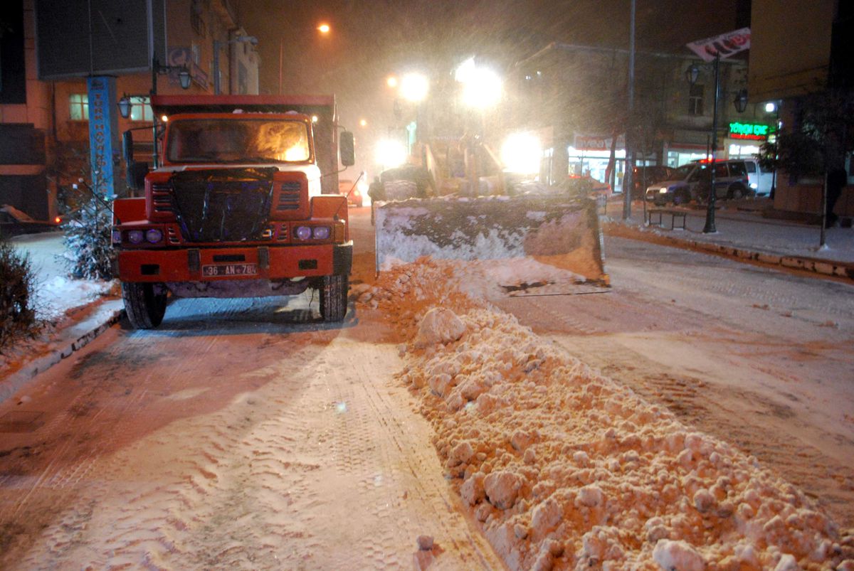 Kars Belediyesi Kar Çalımaları Devam Ediyor
