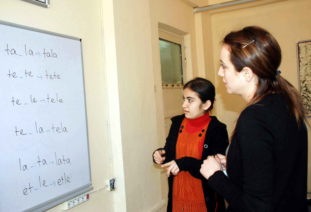 Kızıltepe\'de Açılan Okuma Yazma Kursuna İşitme Engellilerden Büyük İlgi