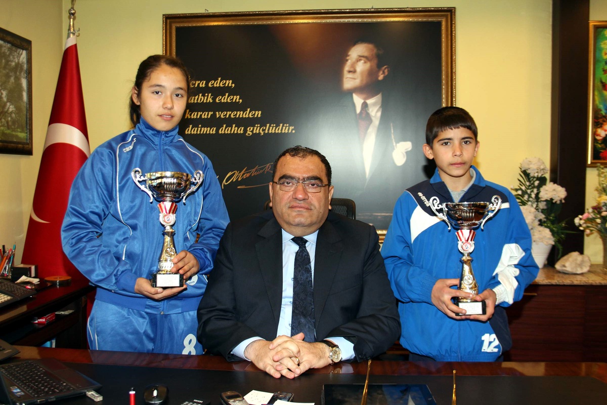 Nazillili Kız ve Erkekler Voleybol\'da İl Birincisi