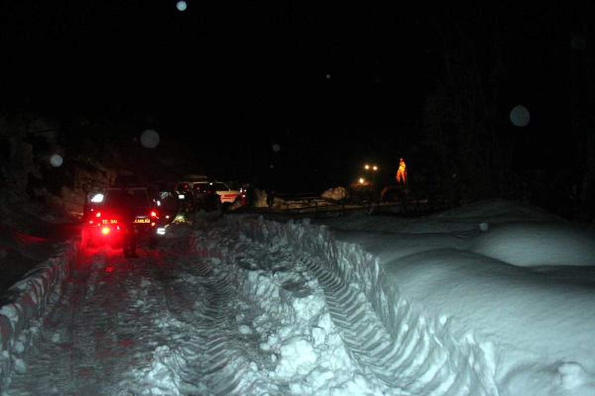 Sakarya'da: 1.5 Metre Kar Altındakı Koydekı Hasta 15 Saatte Hastaneye Ulaştırıldı