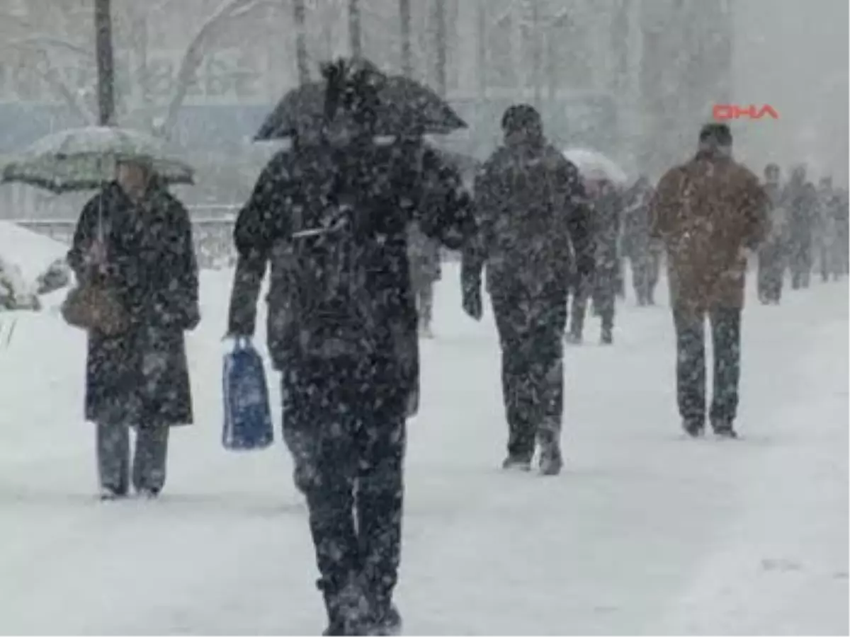 Sivas\'ta Kar Yağışı Etkisini Artırdı, 798 Köy Yolu Ulaşıma Kapandı