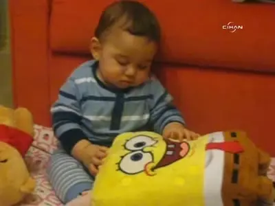 televizyon karsisinda uykuya direnen bebek sosyal medyada ilgi odagi oldu son dakika