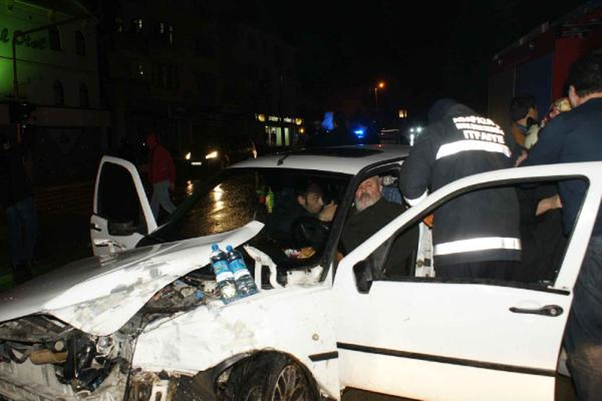 Tır\'la Çarpışan Otomobilin Sürücüsü Yarın Saat Ecel Teri Döktü