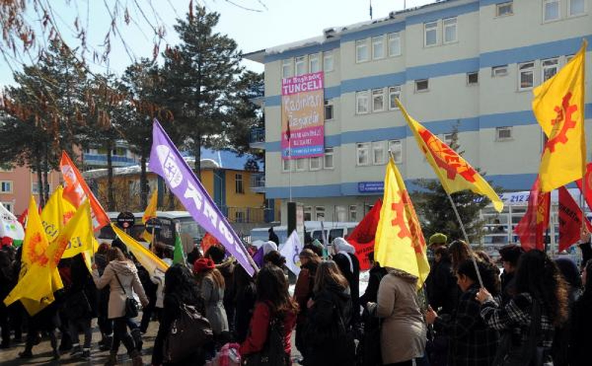 Tunceli\'de Polisten Kadınlara Karanfil ve Pankartlı Kutlama