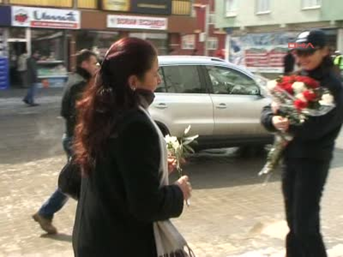 Polisten Kadınlara Karanfil ve Pankartlı Kutlama