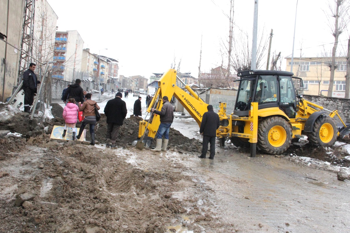 Vatandaşlardan Yeni Yapılan Yolun Kazılmasına Tepki