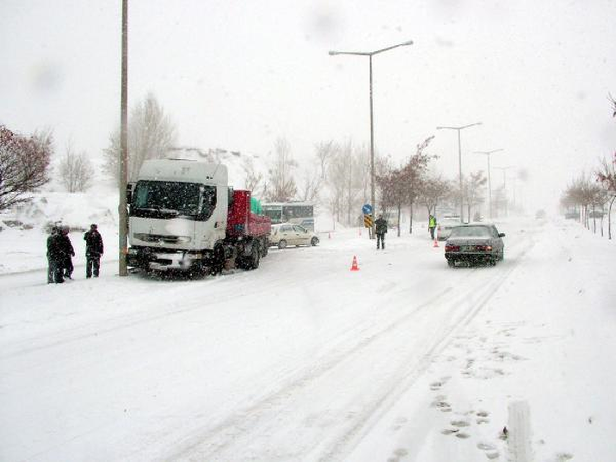 Yozgat\'ta Bağlantı Yolları Kardan Kapandı