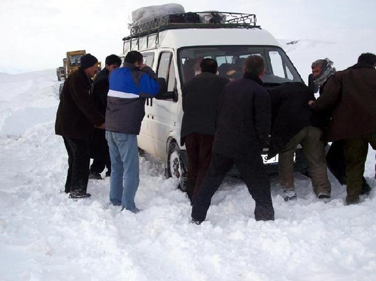 Ardahan\'da Fırtına ve Tipi Çatıları Uçurdu (2)