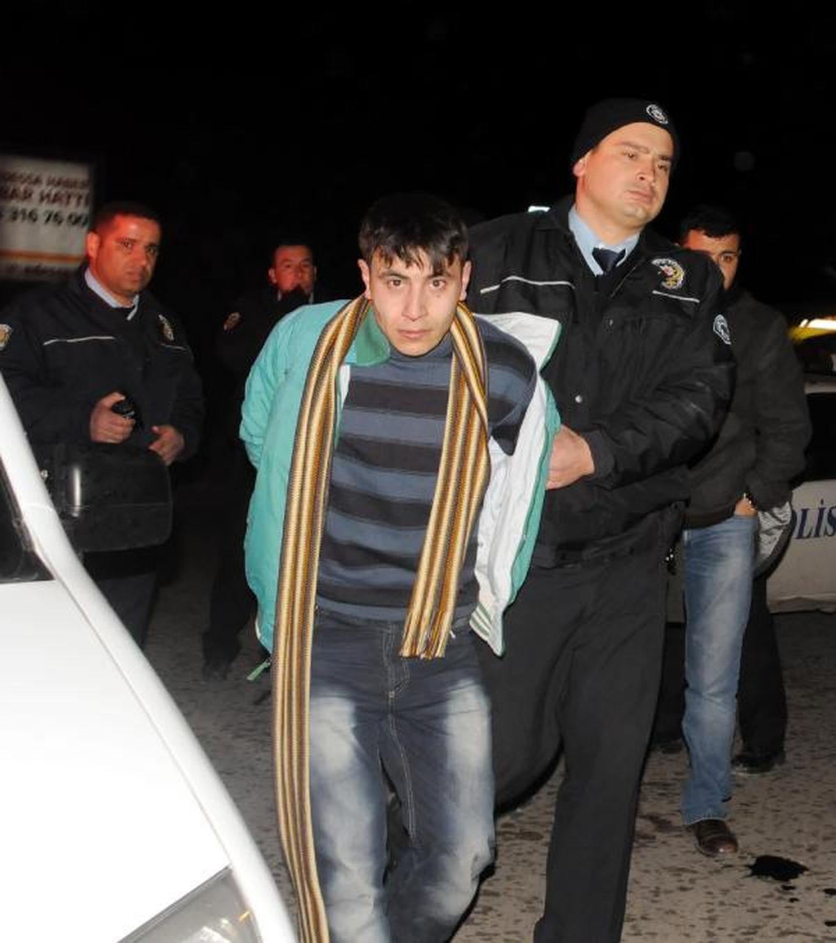 \'Dur\' İhtarına Uymadılar, Polise Çarpınca Yakalandılar