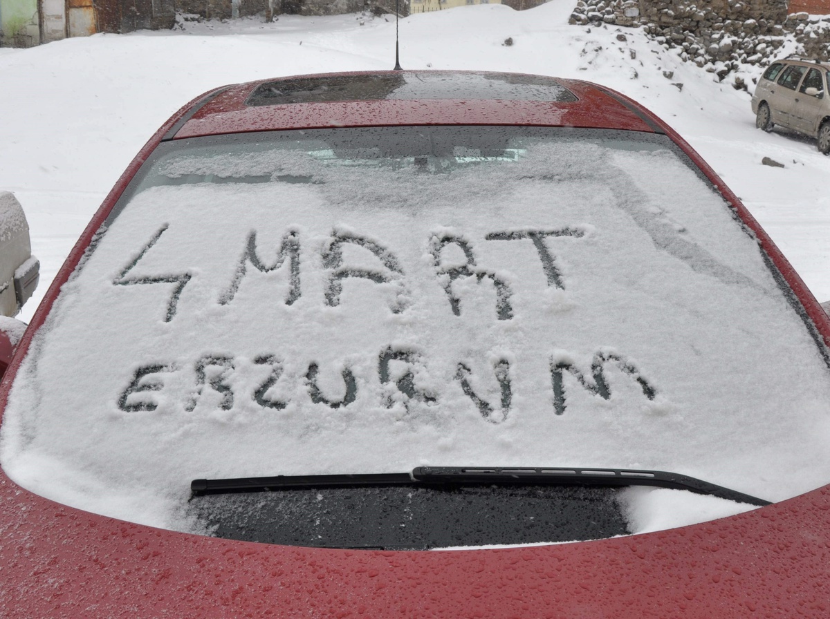 Erzurum\'da Kar ve Tipi Hayatı Felç Etti, Yolları Ulaşıma Kapattı