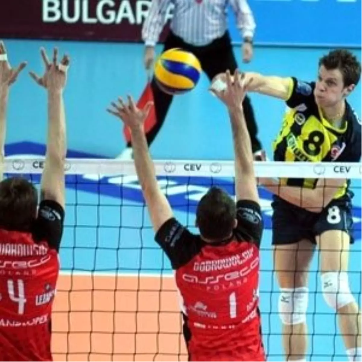 Fenerbahçe Grundig Voleybol Takımı\'na Kar Engeli