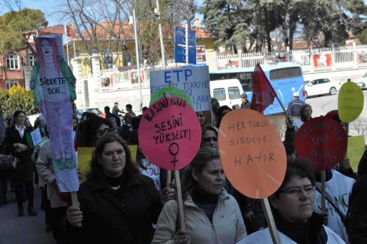 Kadınlar Yürüdü, Sema Teyze Simit Sattı