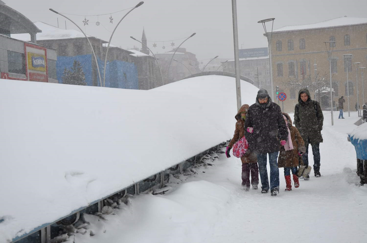 Kar ve Tipi Erzurum\'da Hayatı Dondurdu