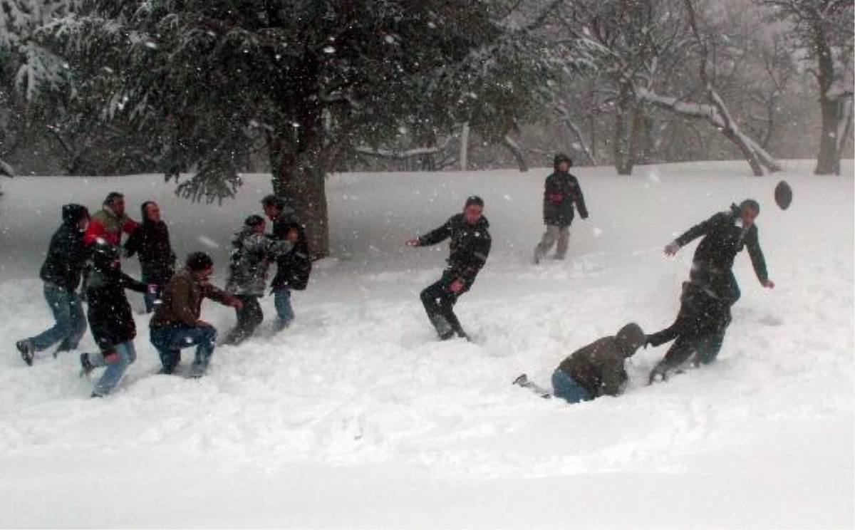 Polis ve Gazetecilerin, Kar Üstünde Piknik Keyfi