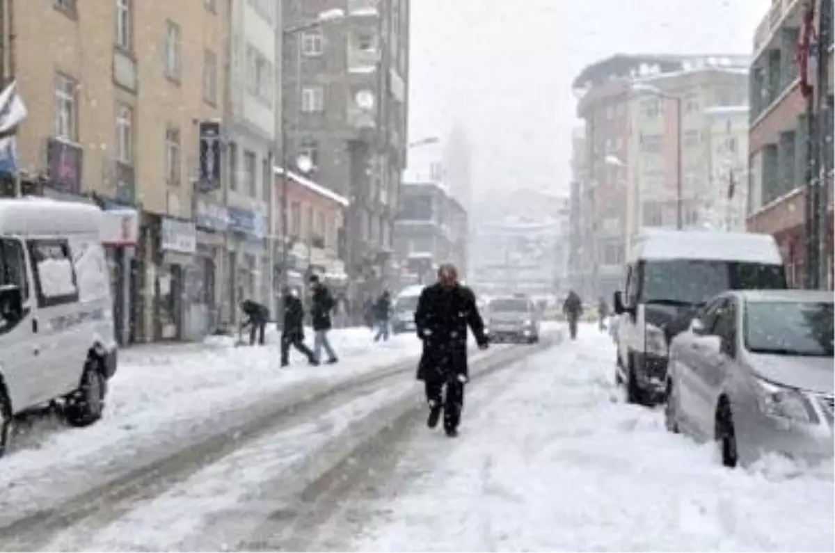 Şiddetli Fırtına Vatandaşları Evlerine Hapsetti