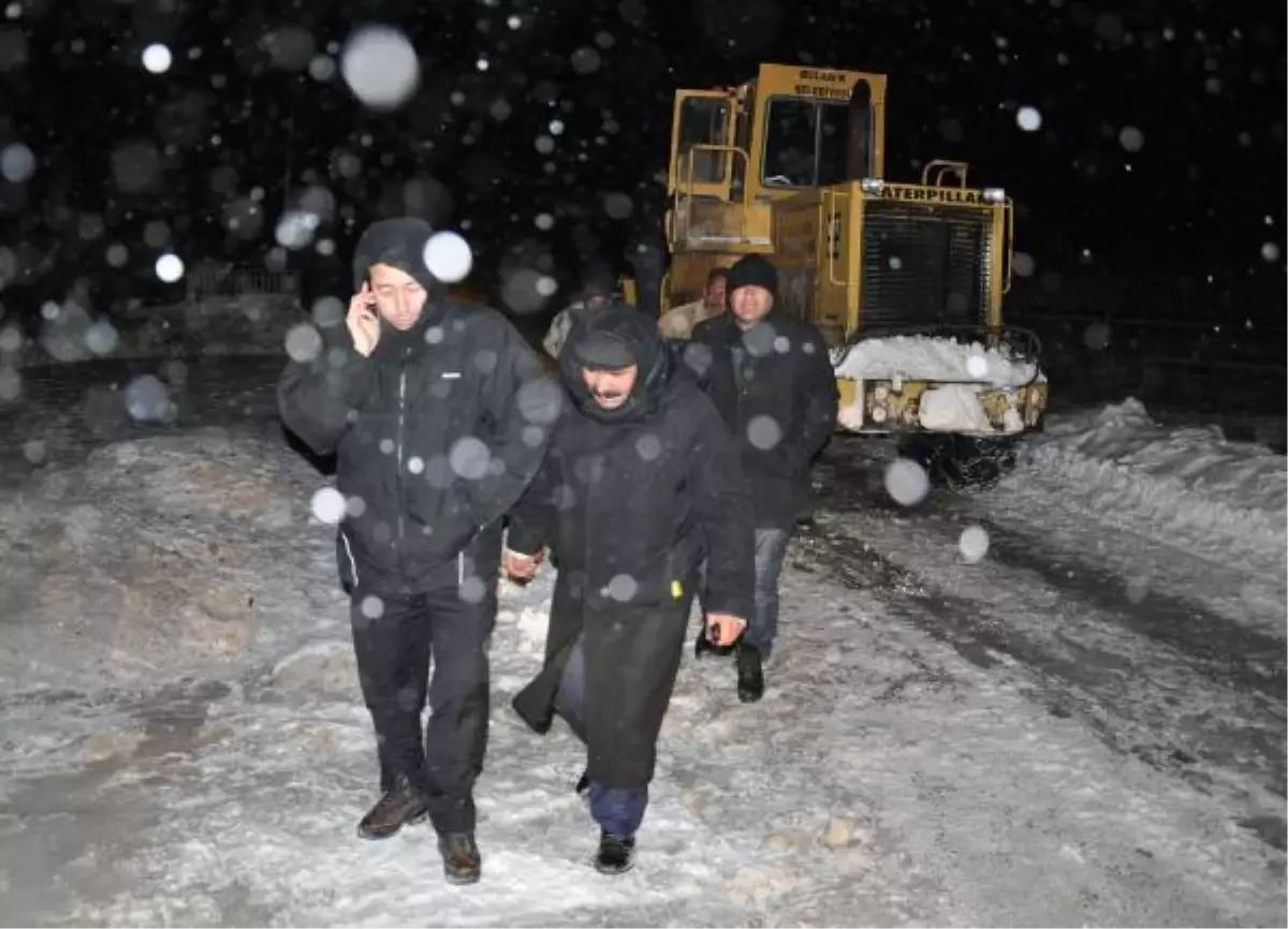 Yolda Mahsur Kalan 4 Kişi, Egzoz Gazından Zehirlendi