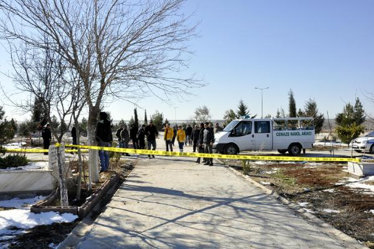 24 Yaşındaki 1 Çocuk Babası, Mezarlıkta İntihar Etti