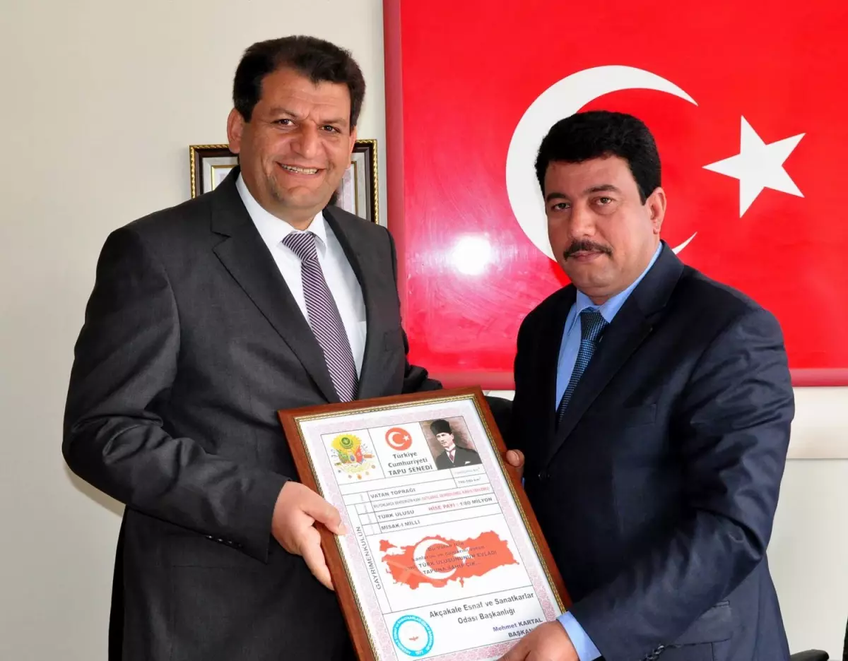 Başkan Ayhan\'a Esnaf Odasından Plaket