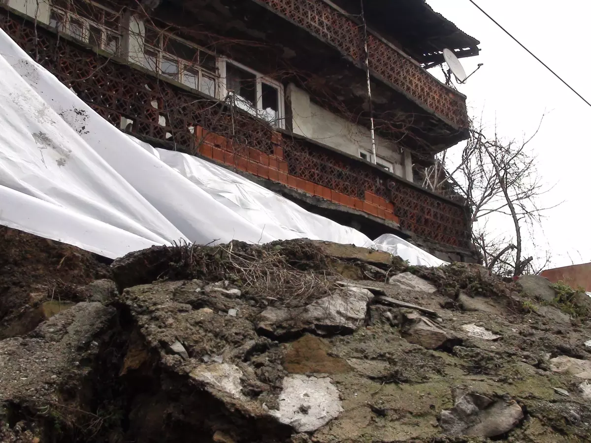 Çöken Duvar Akgül Çiftinin Evini Yıktı