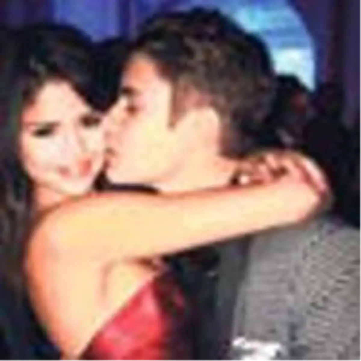 Justin Bieber\'den Doğum Günü Öpücüğü